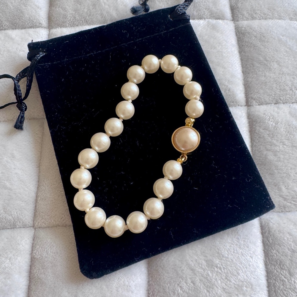 Vintage Faux Pearl Bracelet with Decorative Clasp
